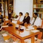 المرحوم احمد الرشدان والشهيد فهد الاحمد اثناء المباحثات مع الوفود الاسيوية