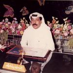 المرحوم احمد الرشدان جالس على مكتبه وهو ناظر مدرسة عبداللطيف الصالح الابتدائية سابقا