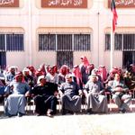 احمد الرشدان وادارة مدرسة عبداللطيف الصالح اثناء تخريج الطلبة