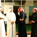 احمد الرشدان وعدد من الزوار في مدرسة عبداللطيف الصالح