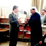 الناظر احمد الرشدان يكرم احد مدرسين المدرسة