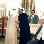 الناظر احمد الرشدان يكرم احد مدرسين المدرسة